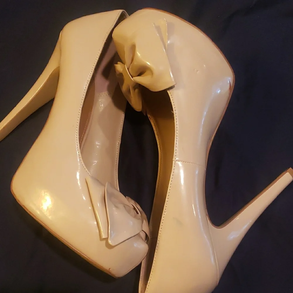 Elle Cream Bow Accent Heels - Picture 4 of 7